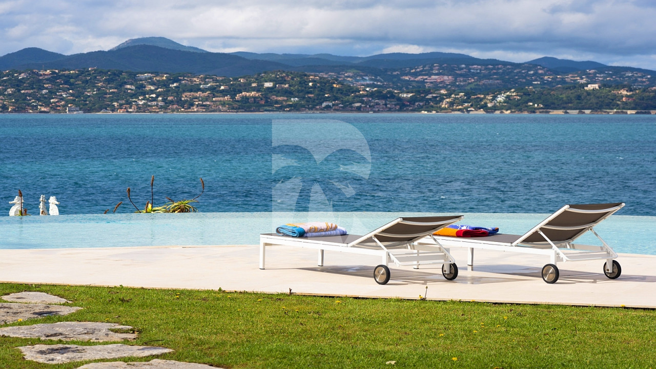 villa in St Tropez : Rent this gorgeous waterfront villa in a prestigious domain in St Tropez - Photo 5