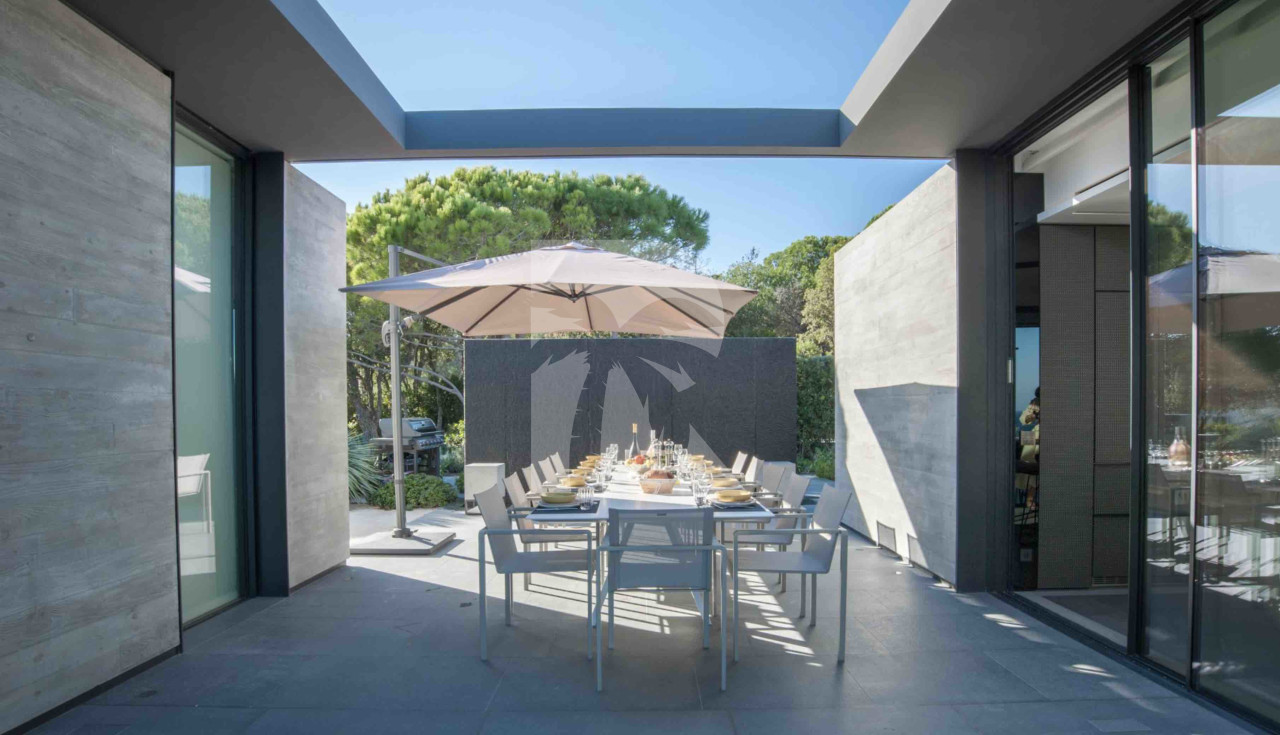villa in St Tropez : Rent this modern villa located close to the famous Club 55, with a wonderful sea view which can accommodate 12 guests. - Photo 9