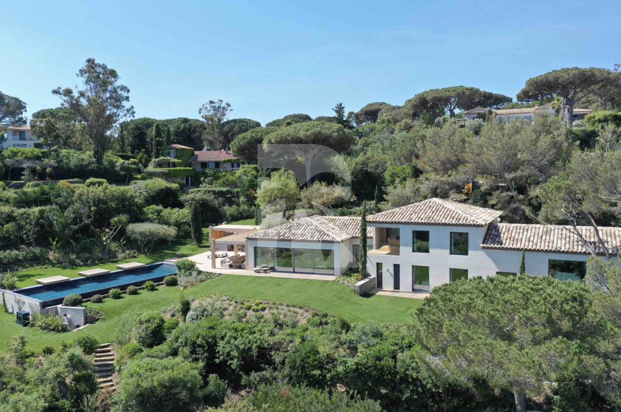 villa in St Tropez : Rent this brand new villa inside 'Les Parcs de Saint Tropez' with a nice sea view and large outdoor space. - Photo 0