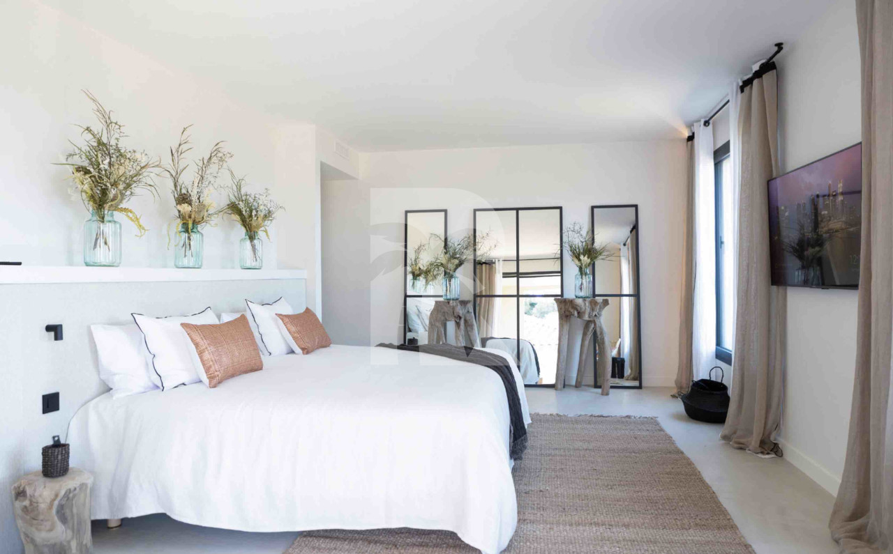 villa in St Tropez : Rent this brand new villa inside 'Les Parcs de Saint Tropez' with a nice sea view and large outdoor space. - Photo 9