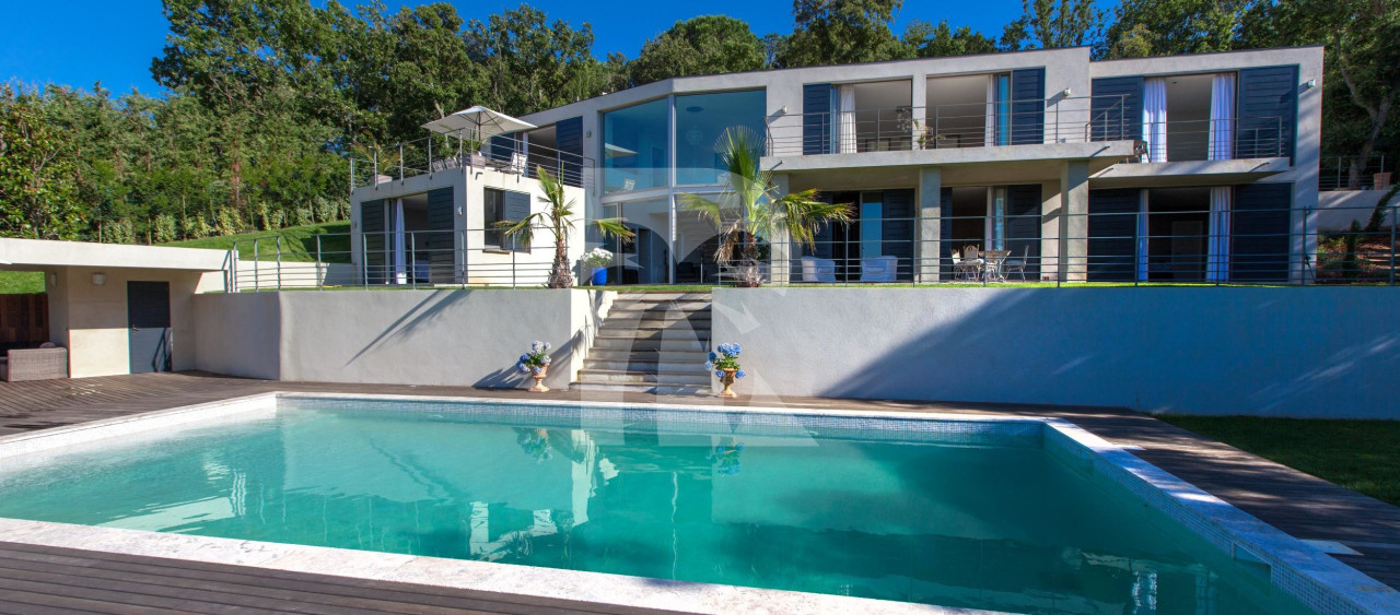 villa in St Tropez : Rent a modern villa in L'Escalet area with 6 bedrooms. - Photo 0
