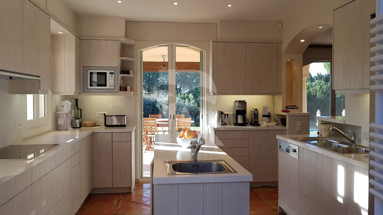 villa in St Tropez : Rent this 7 bedroom villa inside 'Les Parcs de St Tropez' - Photo 11