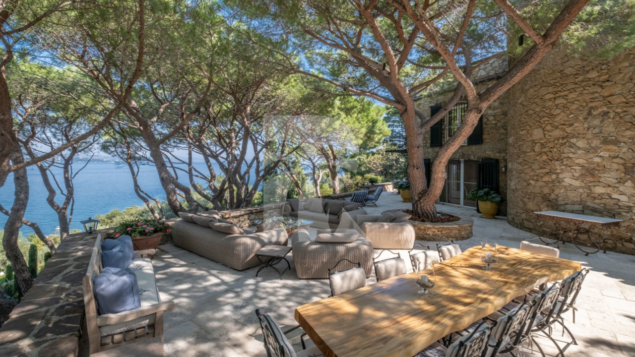 villa in St Tropez : Rent this beautiful 5 bedroom villa located within walking distance to the centre of St Tropez - Photo 1