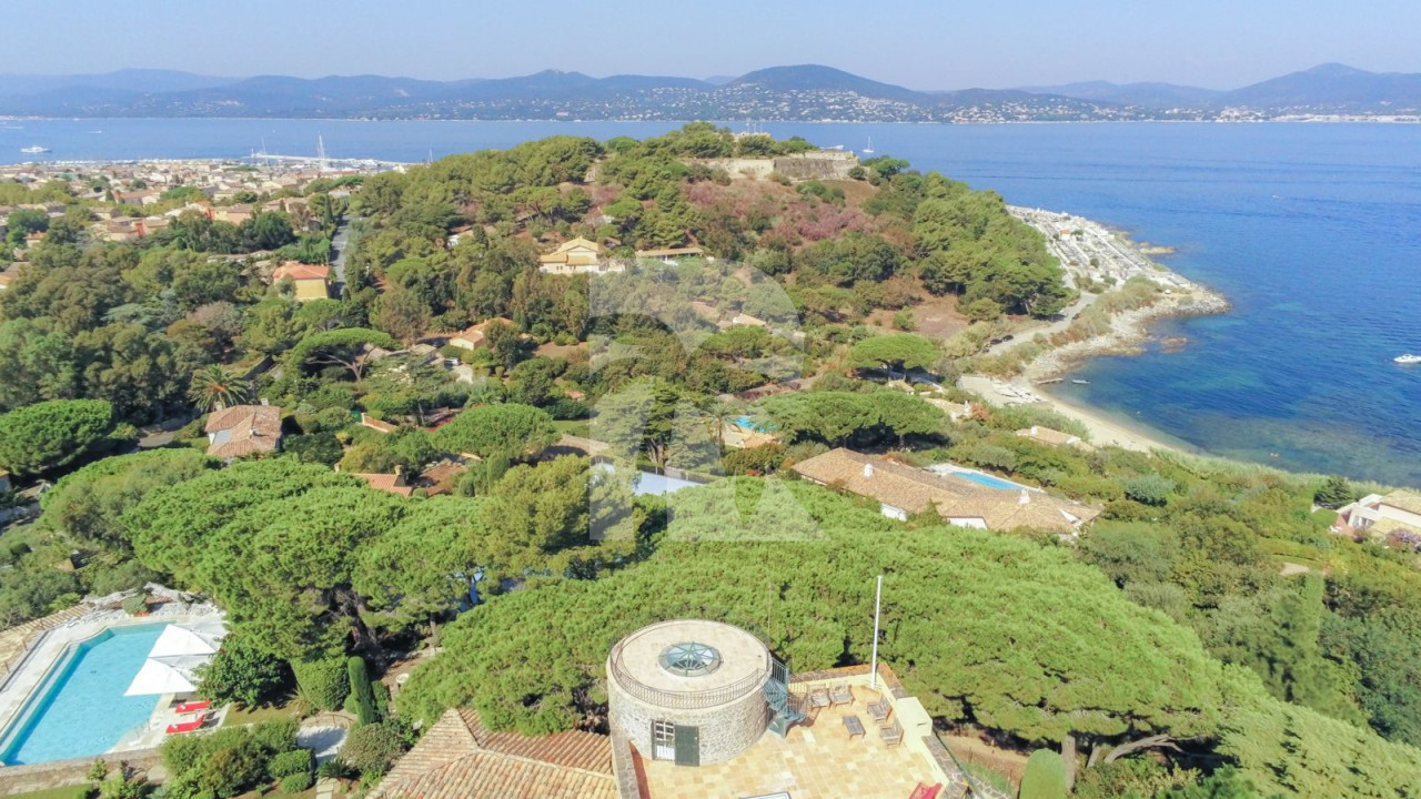 villa in St Tropez : Rent this beautiful 5 bedroom villa located within walking distance to the centre of St Tropez - Photo 8