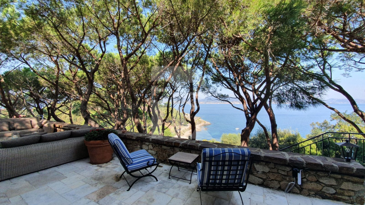 villa in St Tropez : Rent this beautiful 5 bedroom villa located within walking distance to the centre of St Tropez - Photo 9