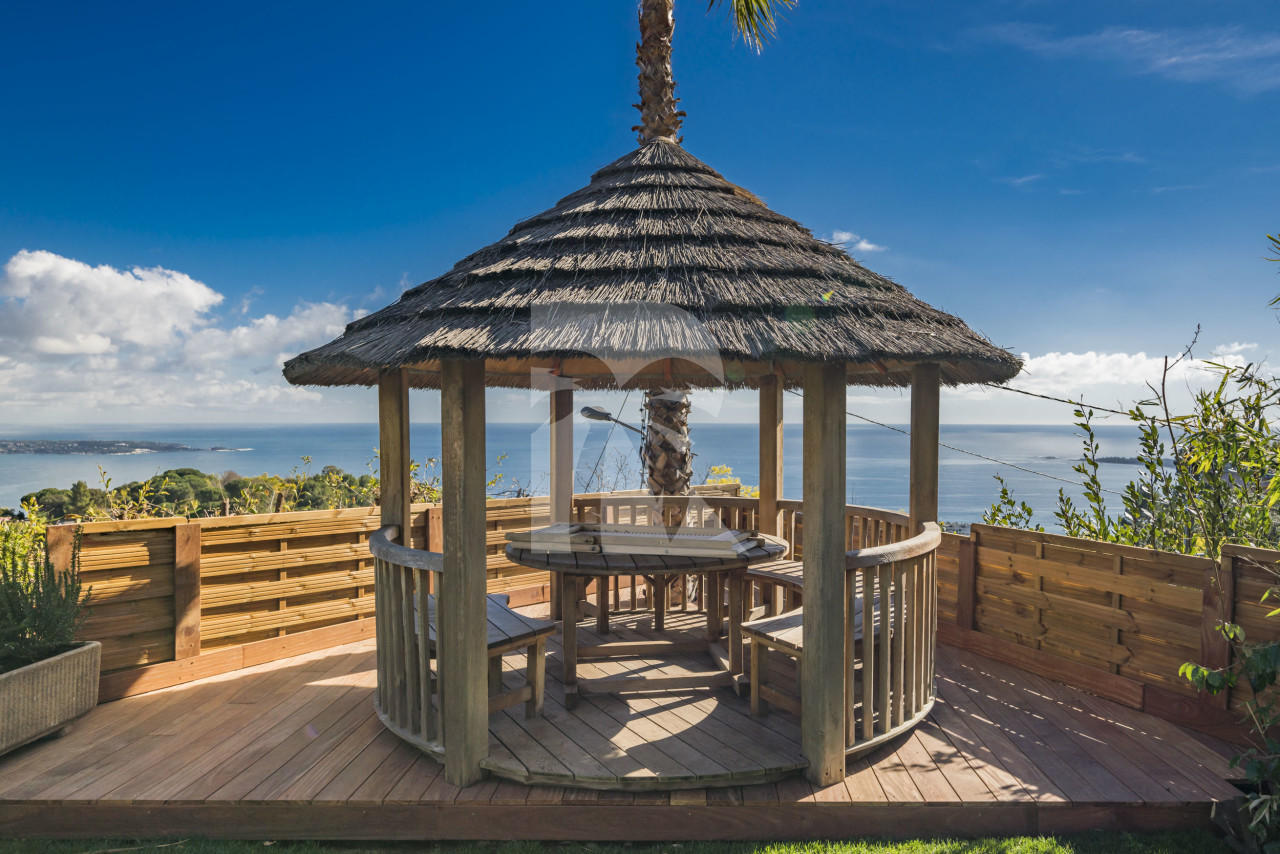 villa in Cannes : Rent this modern villa with a wonderful sea view located in a quiet area. - Photo 1