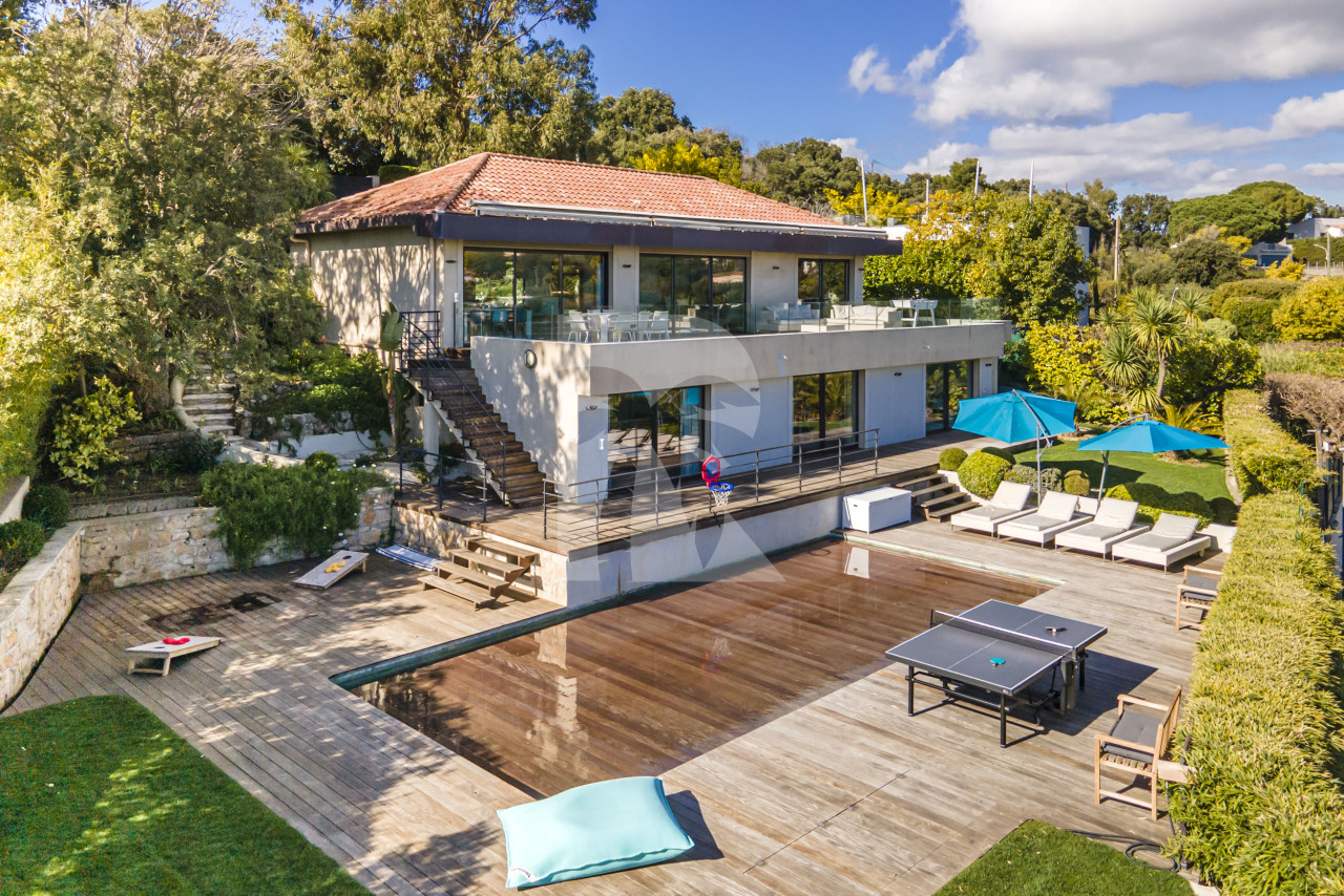 villa in Cannes : Rent this modern villa with a wonderful sea view located in a quiet area. - Photo 0