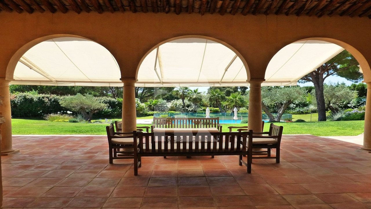 villa in St Tropez : Rent this 7 bedroom villa inside 'Les Parcs de St Tropez' - Photo 5