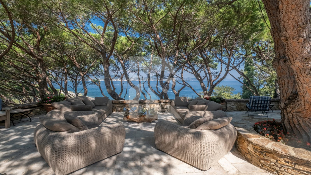 villa in St Tropez : Rent this beautiful 5 bedroom villa located within walking distance to the centre of St Tropez - Photo 4
