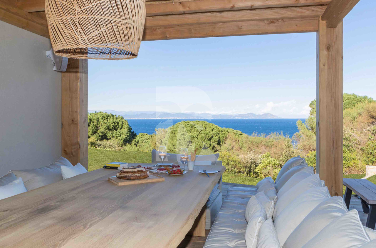 villa in St Tropez : Rent this brand new villa inside 'Les Parcs de Saint Tropez' with a nice sea view and large outdoor space. - Photo 1