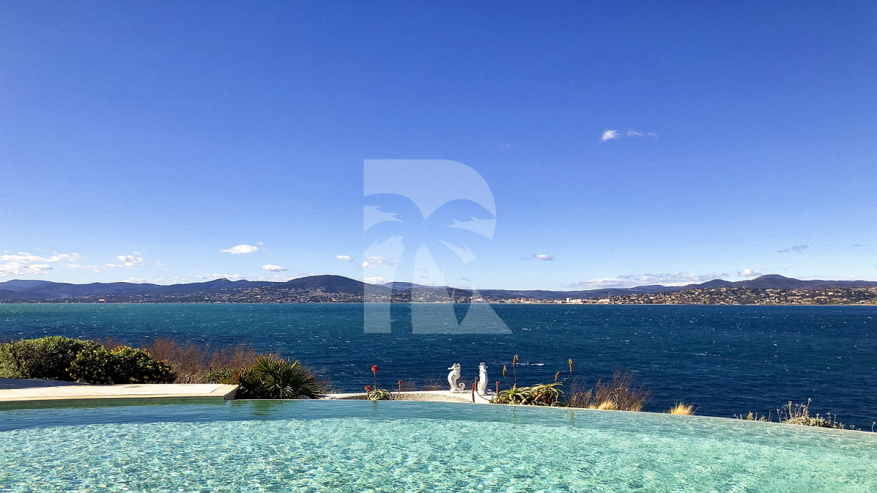 villa in St Tropez : Rent this gorgeous waterfront villa in a prestigious domain in St Tropez - Photo 1