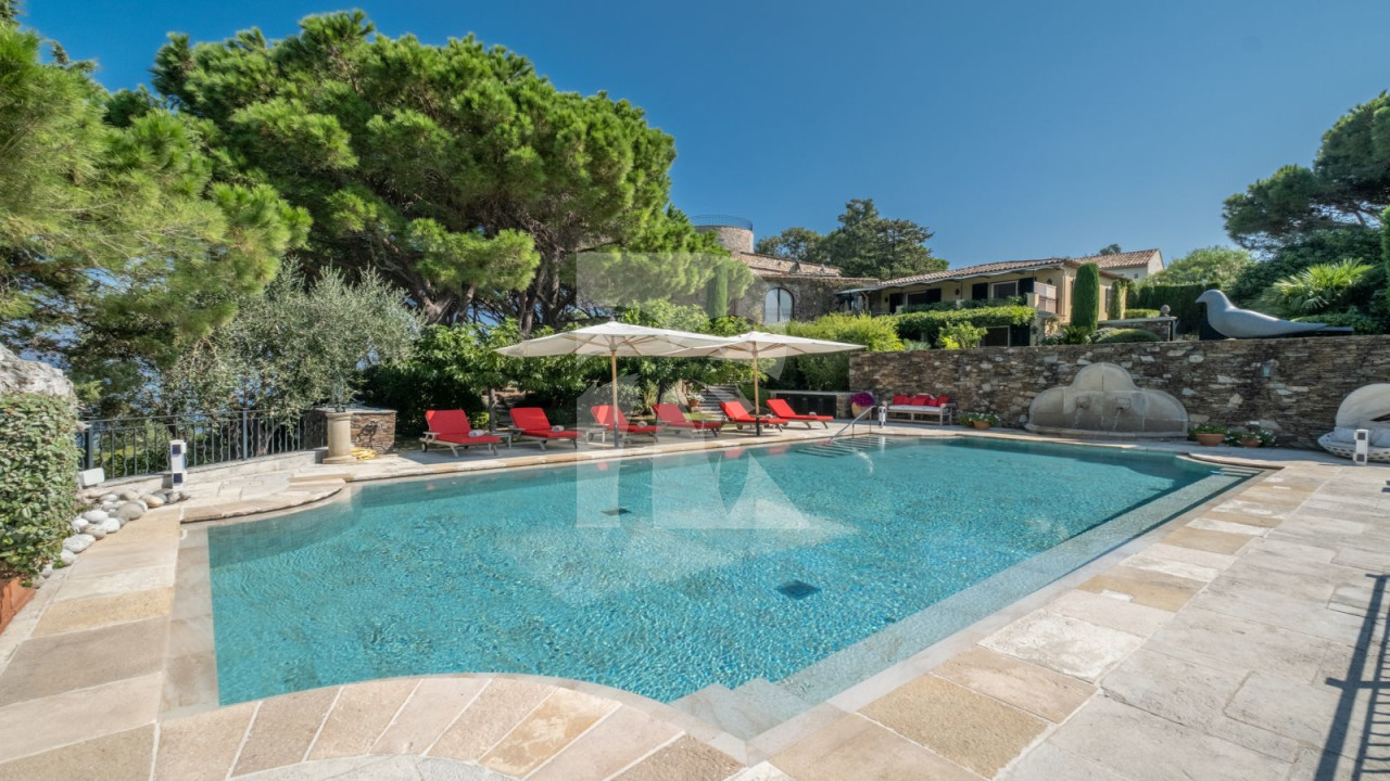 villa in St Tropez : Rent this beautiful 5 bedroom villa located within walking distance to the centre of St Tropez - Photo 3