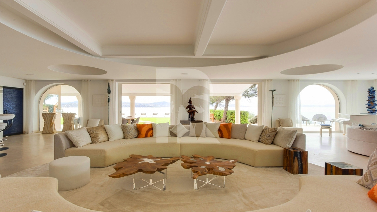 villa in St Tropez : Rent this gorgeous waterfront villa in a prestigious domain in St Tropez - Photo 10