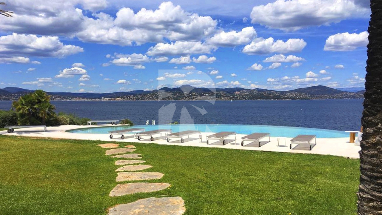 villa in St Tropez : Rent this gorgeous waterfront villa in a prestigious domain in St Tropez - Photo 6