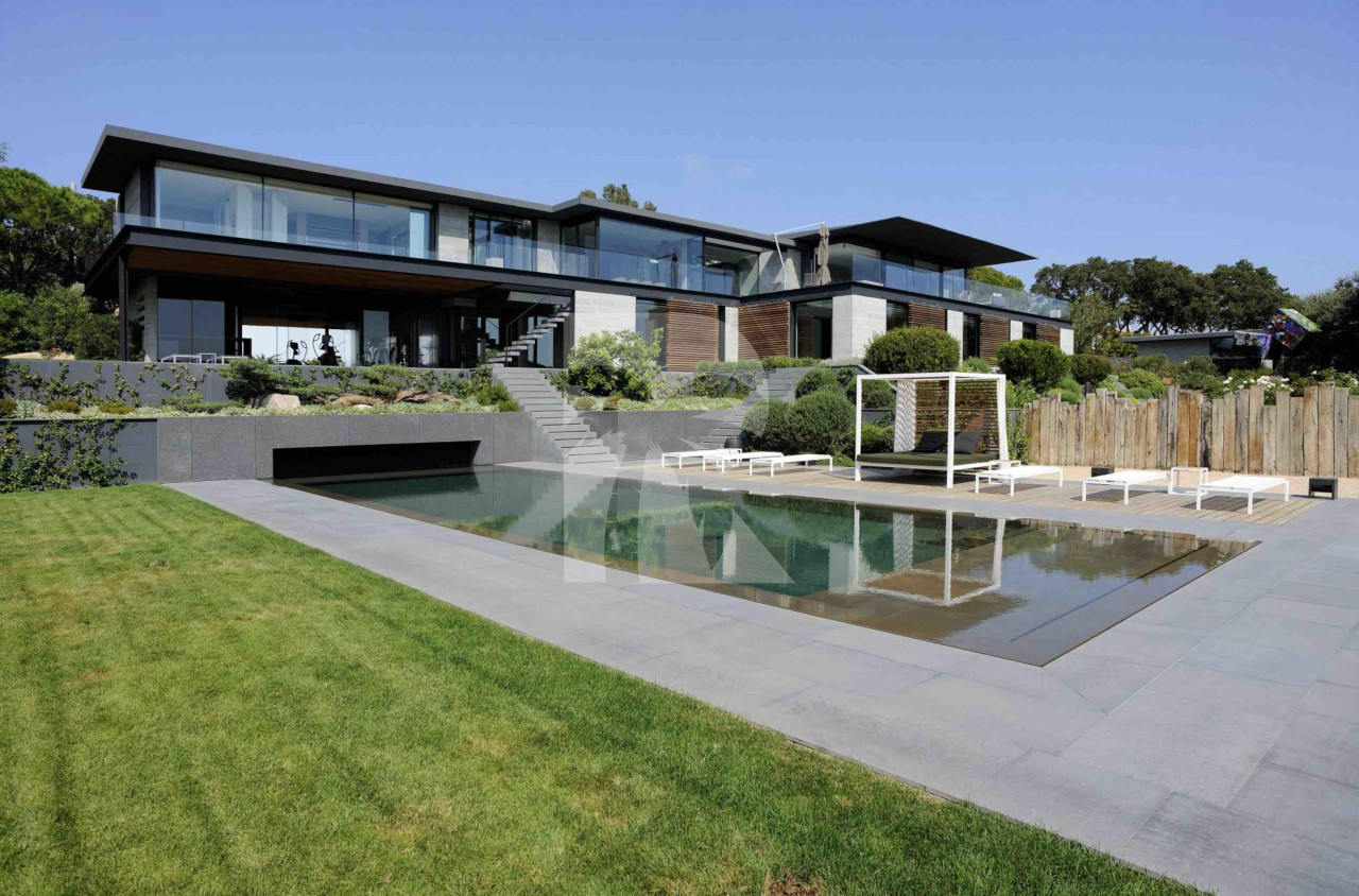 villa in St Tropez : Rent this modern villa located close to the famous Club 55, with a wonderful sea view which can accommodate 12 guests. - Photo 0