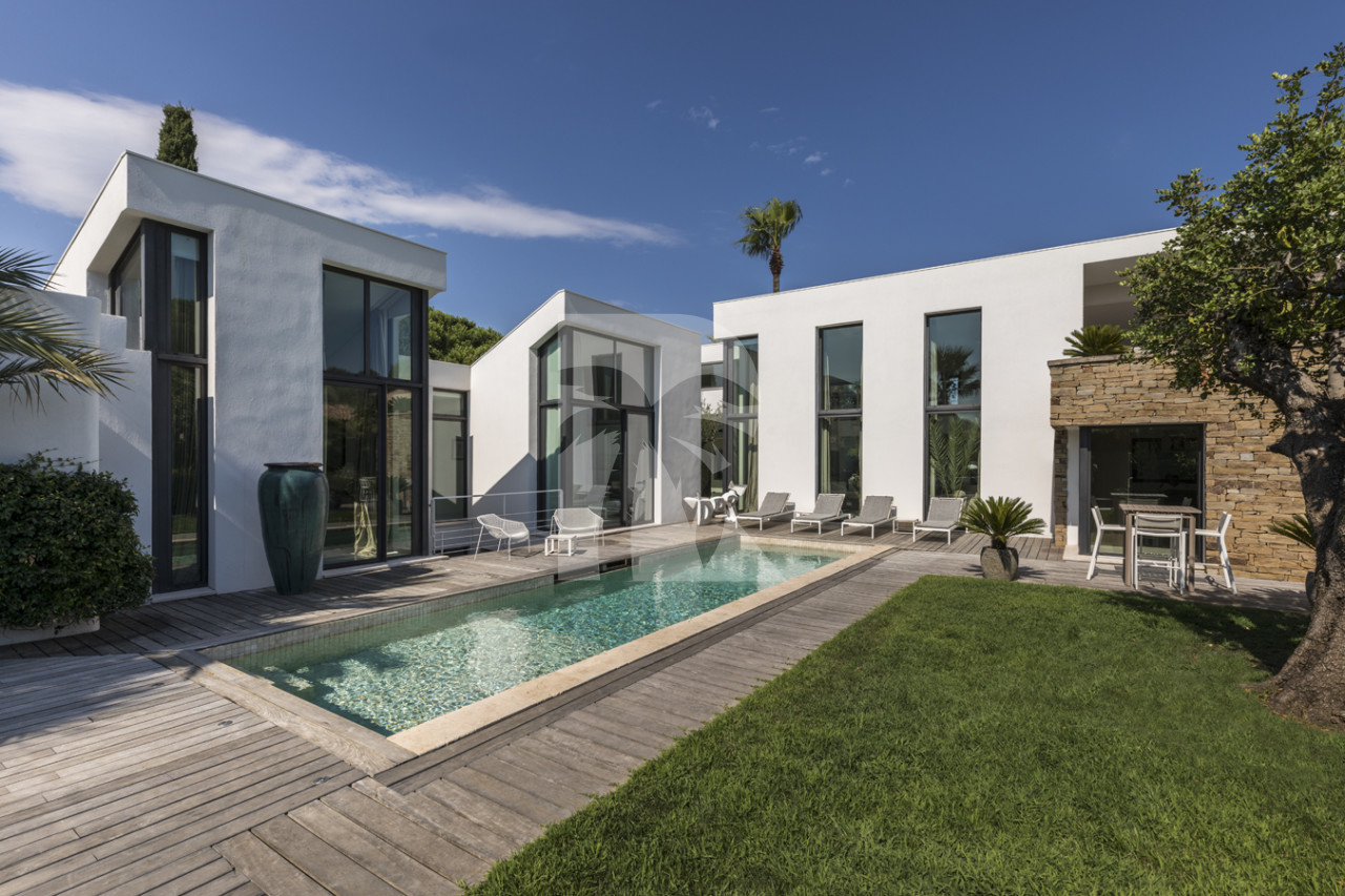villa in St Tropez : Rent this modern villa located at walking distance to the Place des Lices. - Photo 1