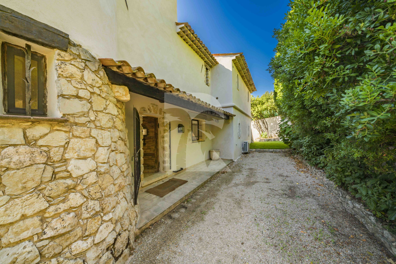 villa in Châteauneuf-Grasse : Rent this wonderful 5 bedroom house with a gorgeous hill and sea view - Photo 4