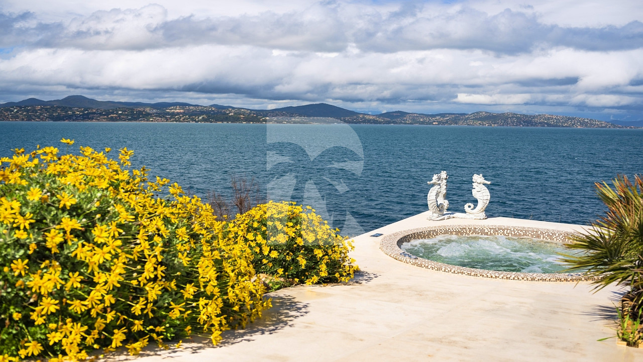 villa in St Tropez : Rent this gorgeous waterfront villa in a prestigious domain in St Tropez - Photo 4