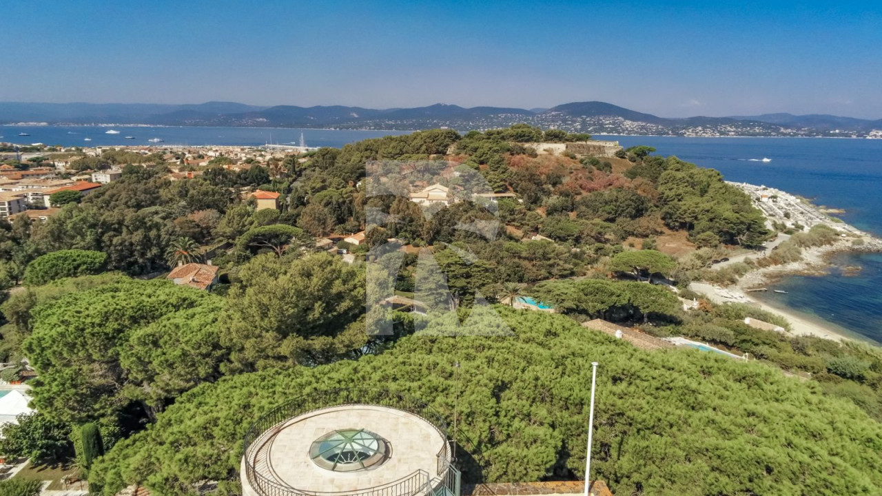 villa in St Tropez : Rent this beautiful 5 bedroom villa located within walking distance to the centre of St Tropez - Photo 6