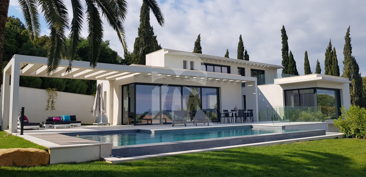 villa in St Tropez : Rent this modern 4 bedroom villa which offers a great Seaview - Photo 1