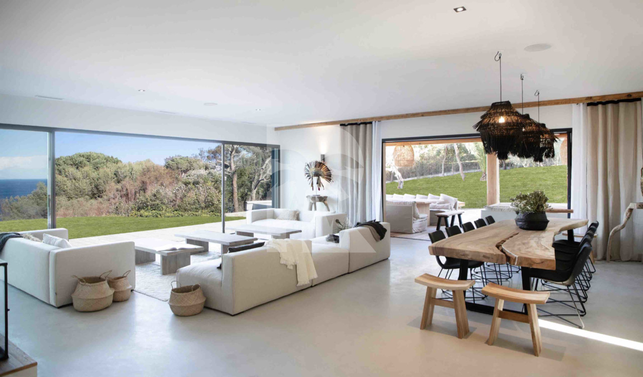 villa in St Tropez : Rent this brand new villa inside 'Les Parcs de Saint Tropez' with a nice sea view and large outdoor space. - Photo 3
