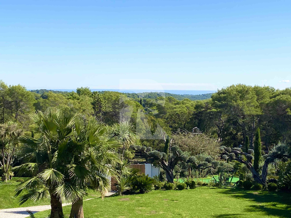 villa in Mougins : Rent stunning newly built 5 bedroom villa in an exclusive area of Mougins with easy access to Cannes - Photo 2