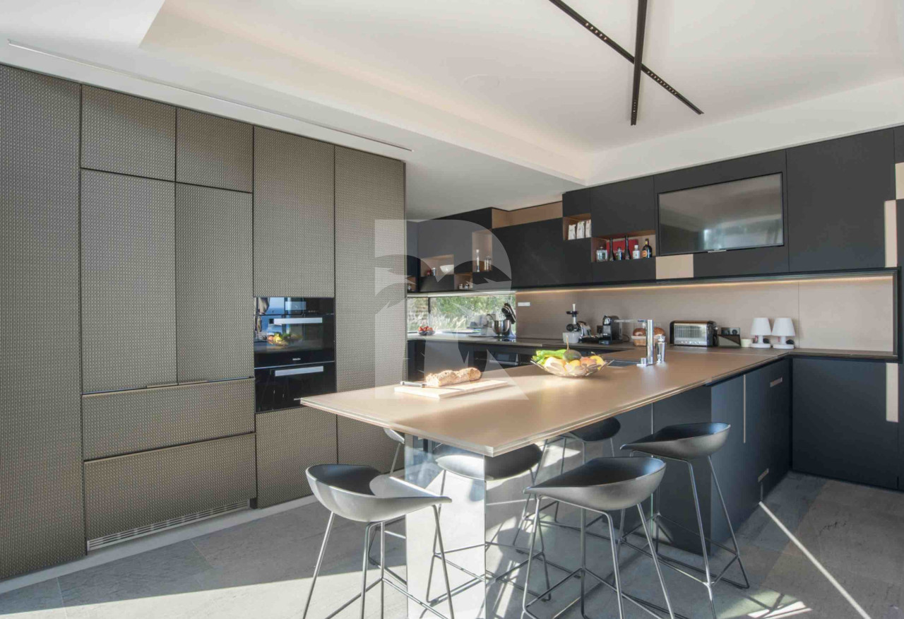 villa in St Tropez : Rent this modern villa located close to the famous Club 55, with a wonderful sea view which can accommodate 12 guests. - Photo 7