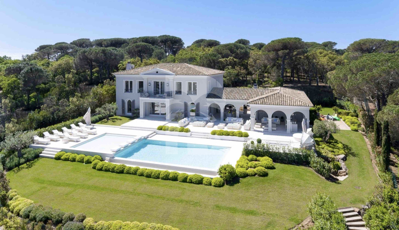 villa in St Tropez : Rent this 7 bedrooms luxurious villa located in L'escalet with a sea and hill view. - Photo 0