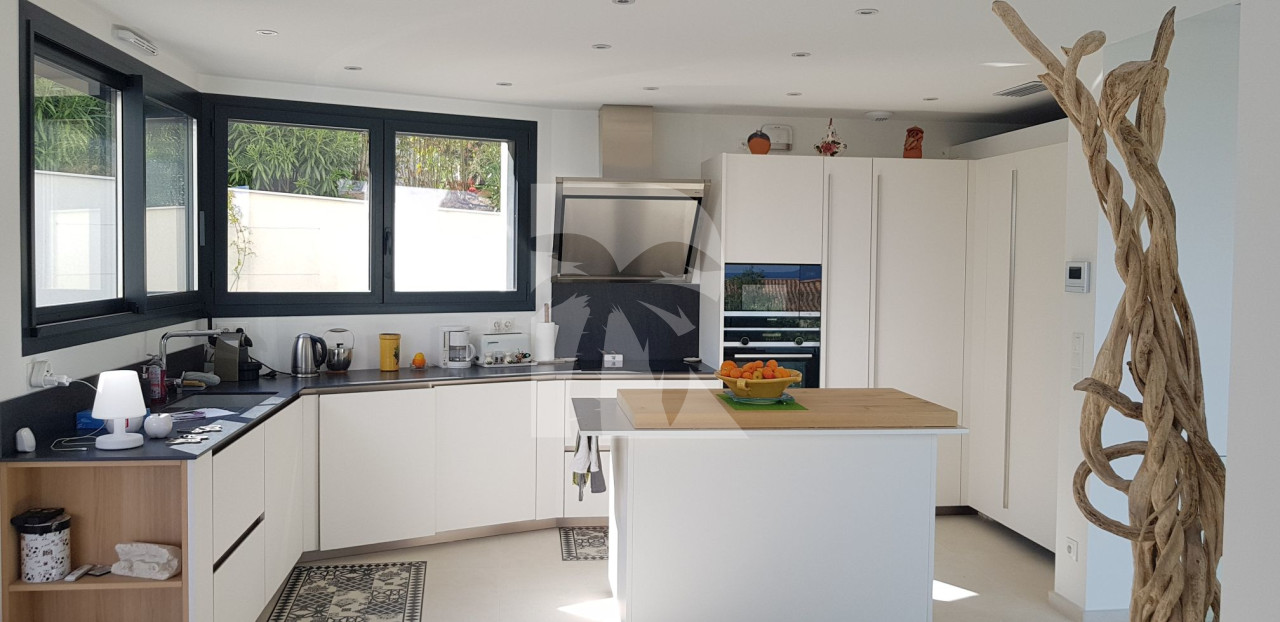 villa in St Tropez : Rent this modern 4 bedroom villa which offers a great Seaview - Photo 6