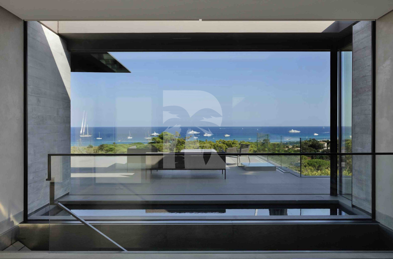 villa in St Tropez : Rent this modern villa located close to the famous Club 55, with a wonderful sea view which can accommodate 12 guests. - Photo 2