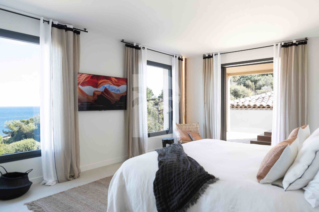 villa in St Tropez : Rent this brand new villa inside 'Les Parcs de Saint Tropez' with a nice sea view and large outdoor space. - Photo 10