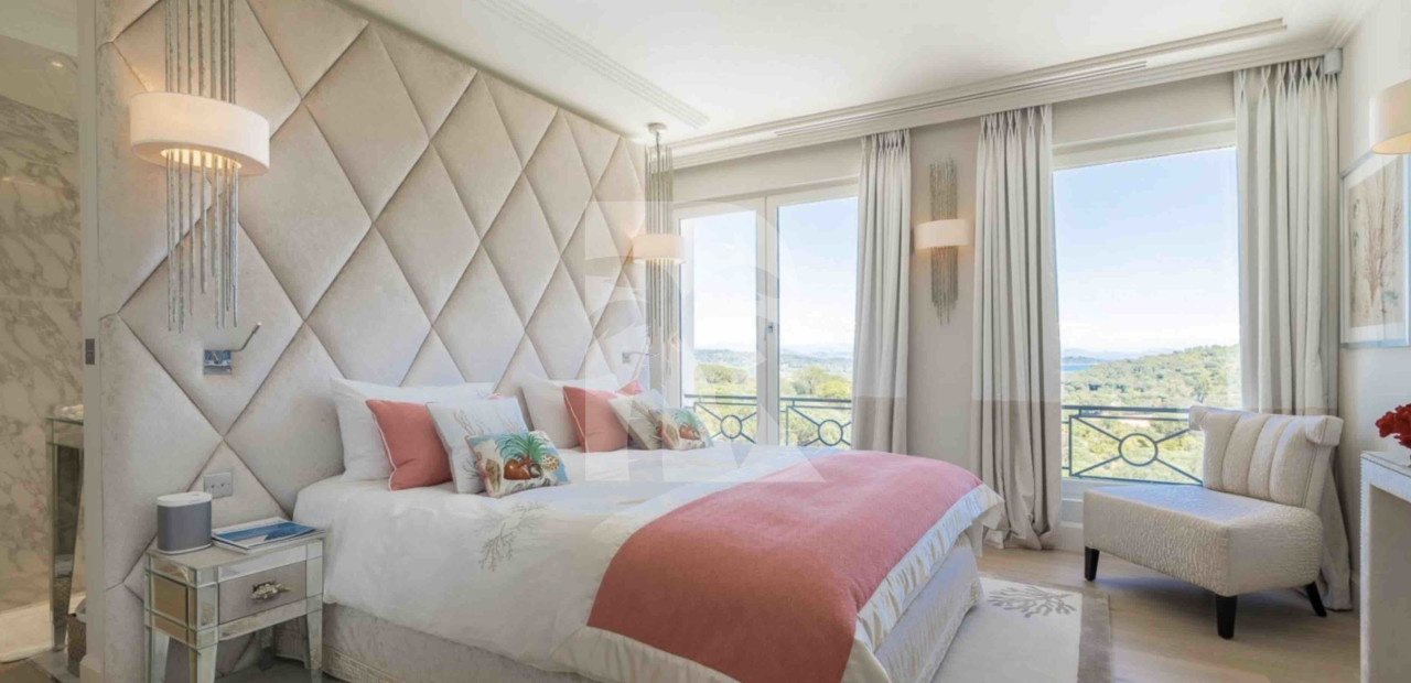 villa in St Tropez : Rent this 7 bedrooms luxurious villa located in L'escalet with a sea and hill view. - Photo 9