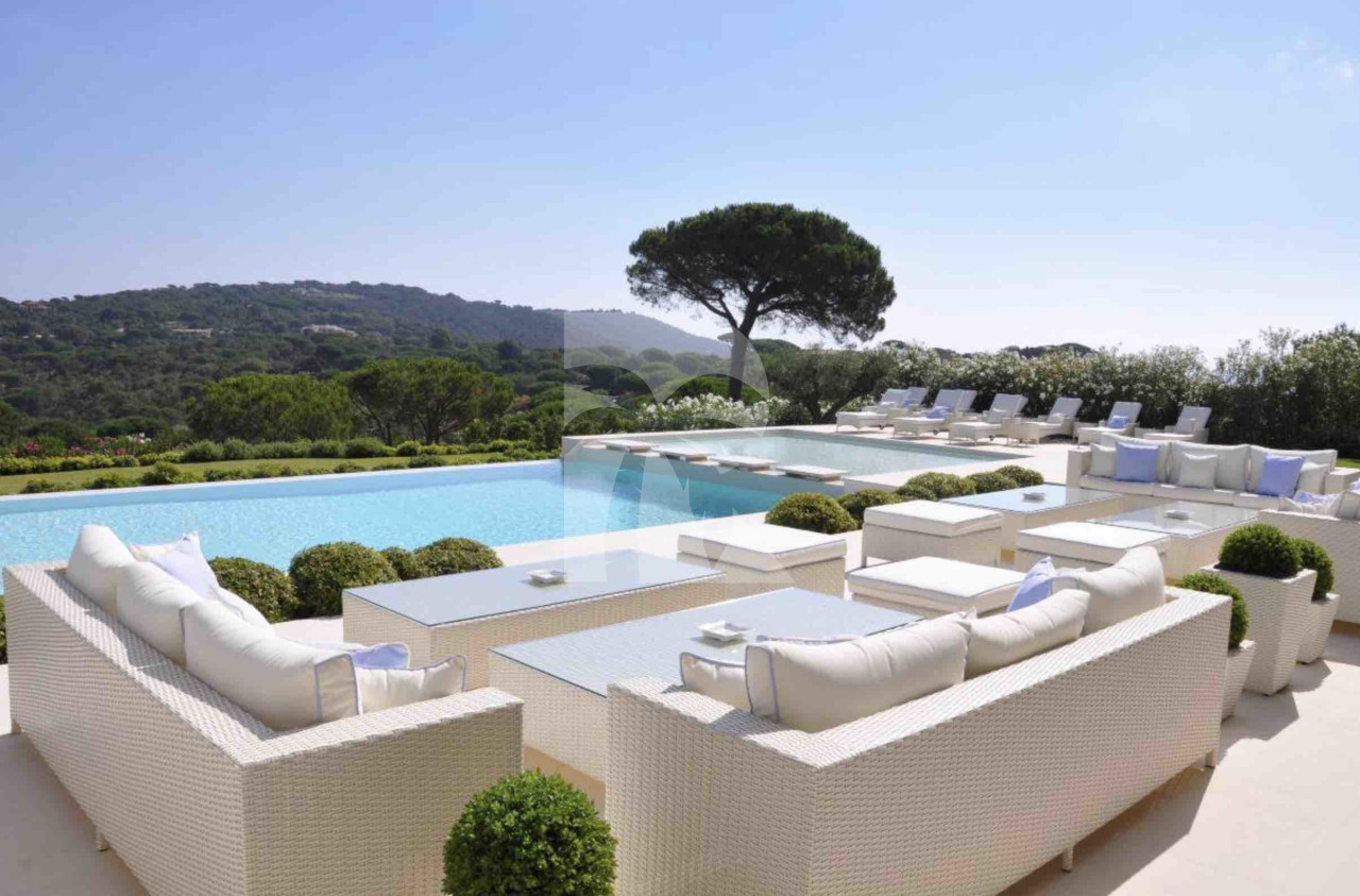 villa in St Tropez : Rent this 7 bedrooms luxurious villa located in L'escalet with a sea and hill view. - Photo 1