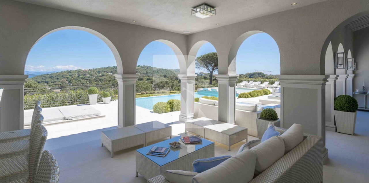 villa in St Tropez : Rent this 7 bedrooms luxurious villa located in L'escalet with a sea and hill view. - Photo 2