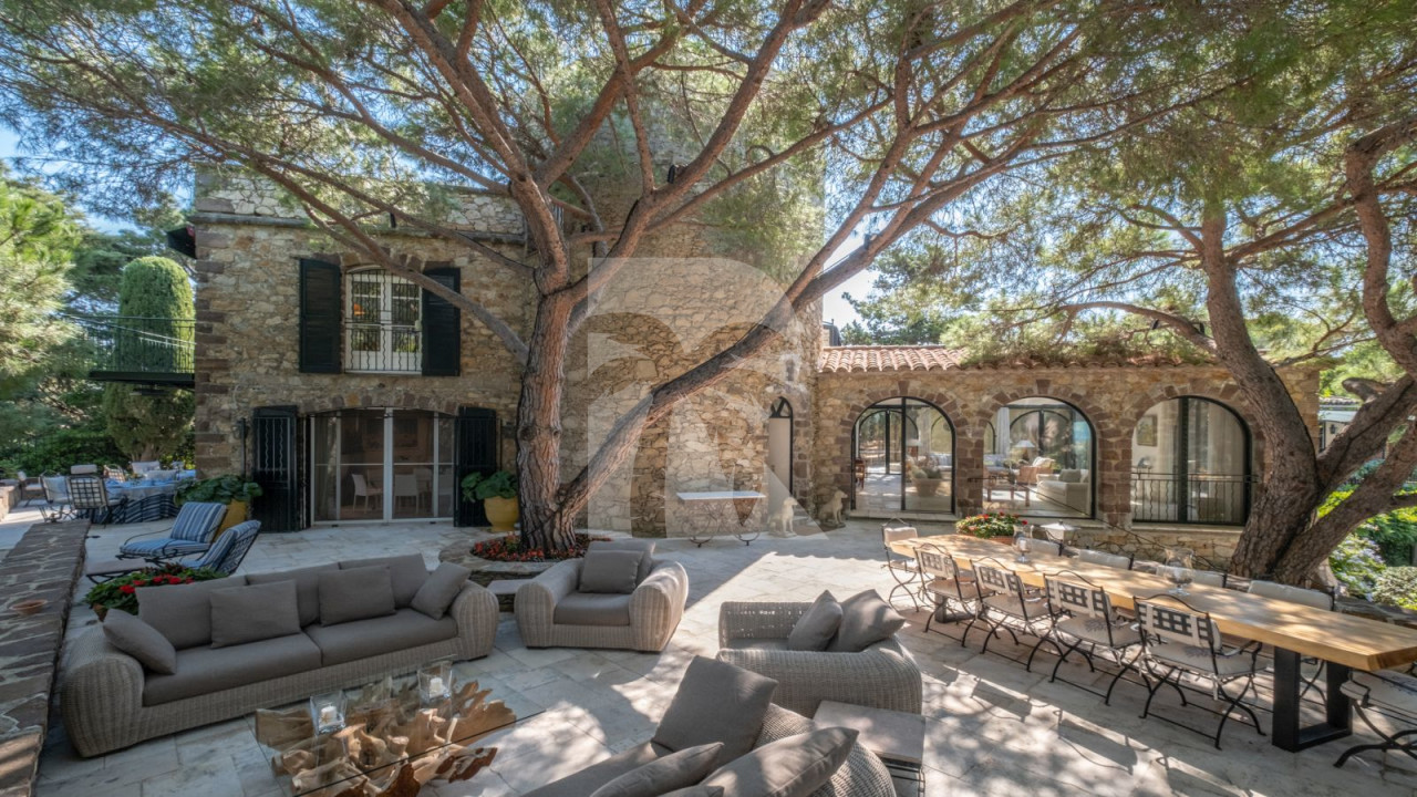 villa in St Tropez : Rent this beautiful 5 bedroom villa located within walking distance to the centre of St Tropez - Photo 2