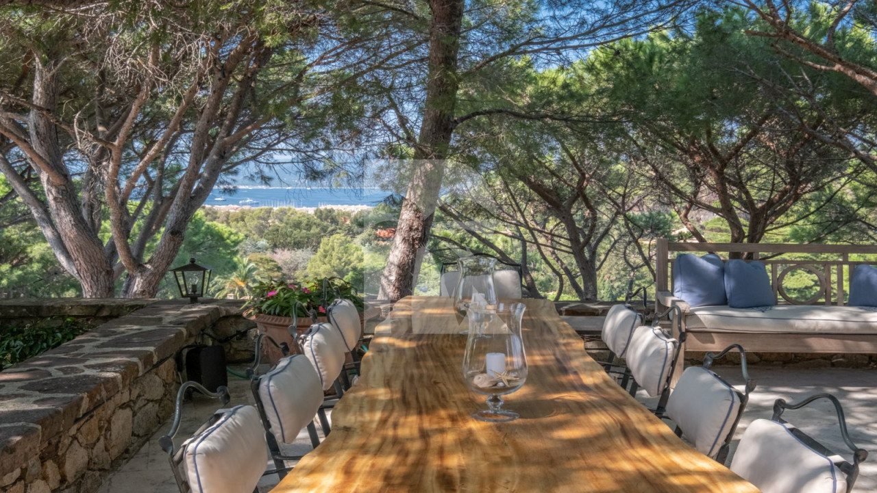 villa in St Tropez : Rent this beautiful 5 bedroom villa located within walking distance to the centre of St Tropez - Photo 7