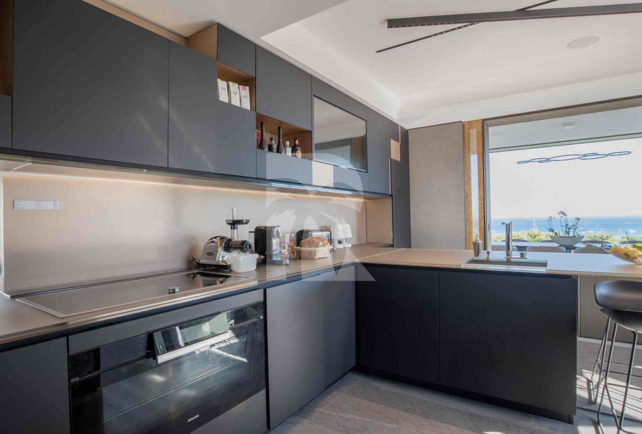 villa in St Tropez : Rent this modern villa located close to the famous Club 55, with a wonderful sea view which can accommodate 12 guests. - Photo 8