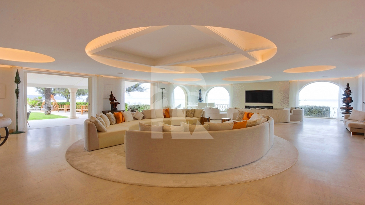 villa in St Tropez : Rent this gorgeous waterfront villa in a prestigious domain in St Tropez - Photo 9