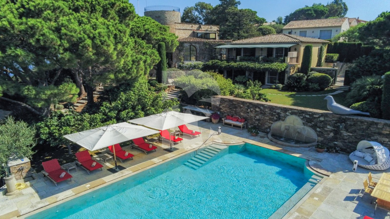 villa in St Tropez : Rent this beautiful 5 bedroom villa located within walking distance to the centre of St Tropez - Photo 0
