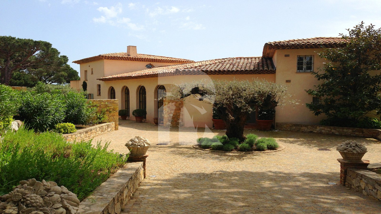 villa in St Tropez : Rent this 7 bedroom villa inside 'Les Parcs de St Tropez' - Photo 2