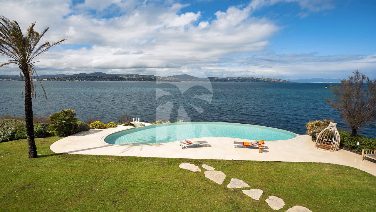 villa in St Tropez : Rent this gorgeous waterfront villa in a prestigious domain in St Tropez - Photo 2