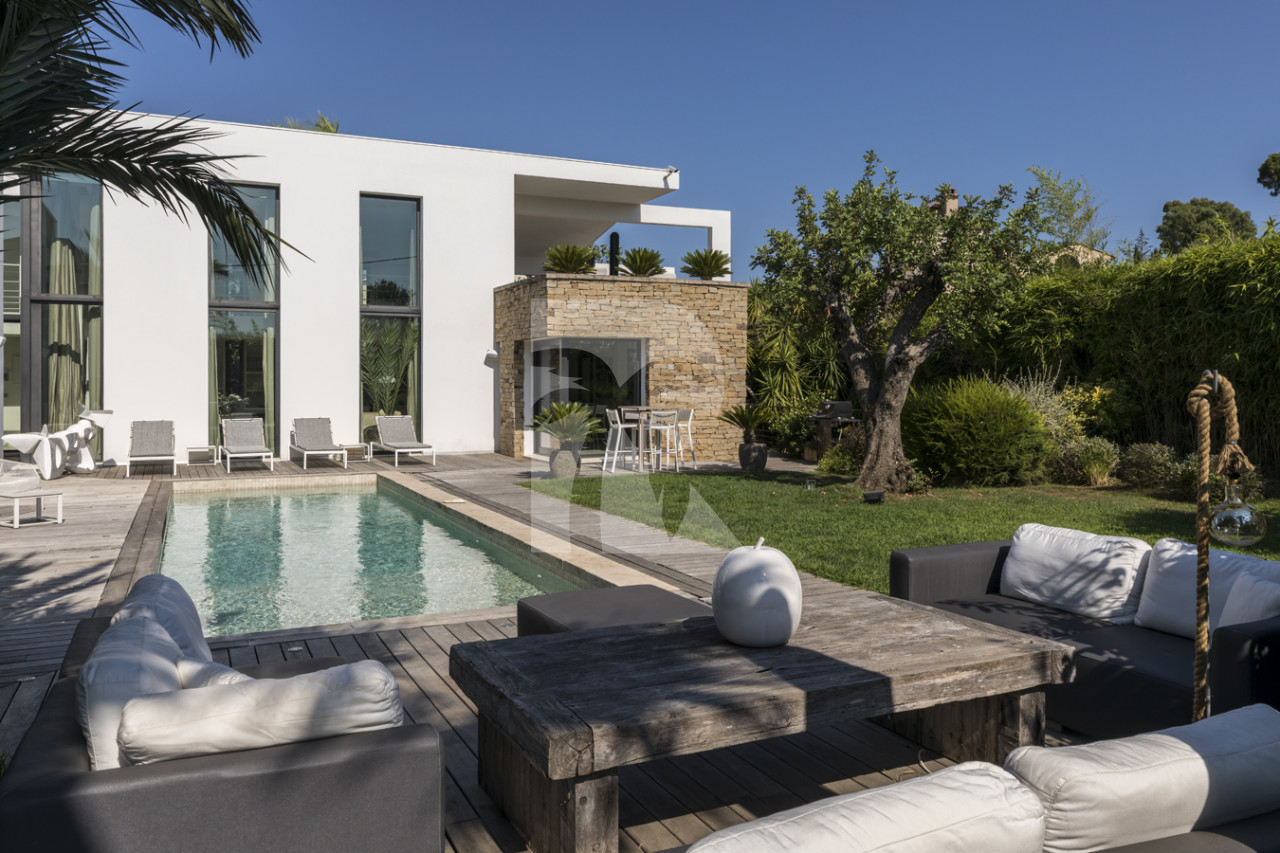 villa in St Tropez : Rent this modern villa located at walking distance to the Place des Lices. - Photo 3