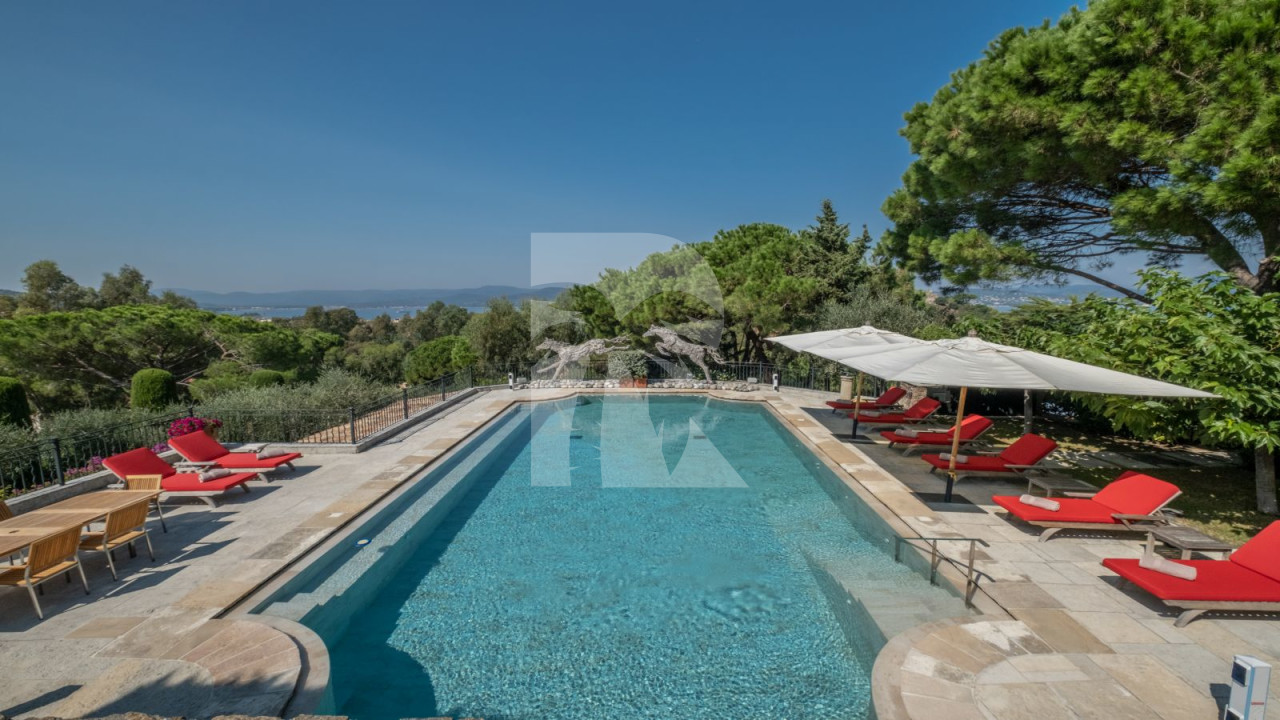 villa in St Tropez : Rent this beautiful 5 bedroom villa located within walking distance to the centre of St Tropez - Photo 12