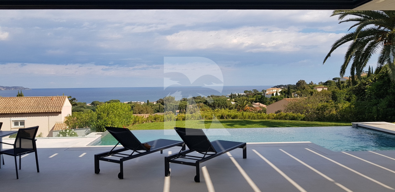 villa in St Tropez : Rent this modern 4 bedroom villa which offers a great Seaview - Photo 3