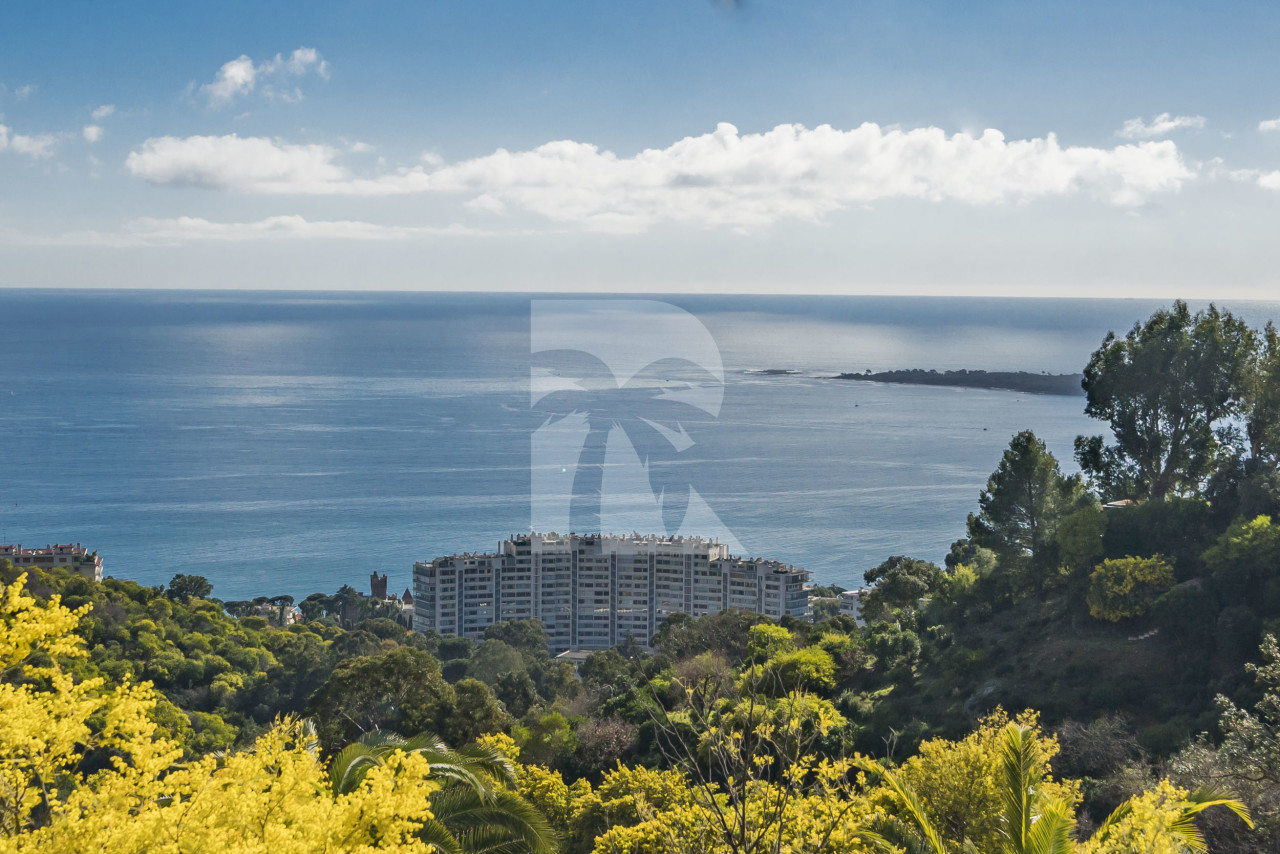 villa in Cannes : Rent this modern villa with a wonderful sea view located in a quiet area. - Photo 2