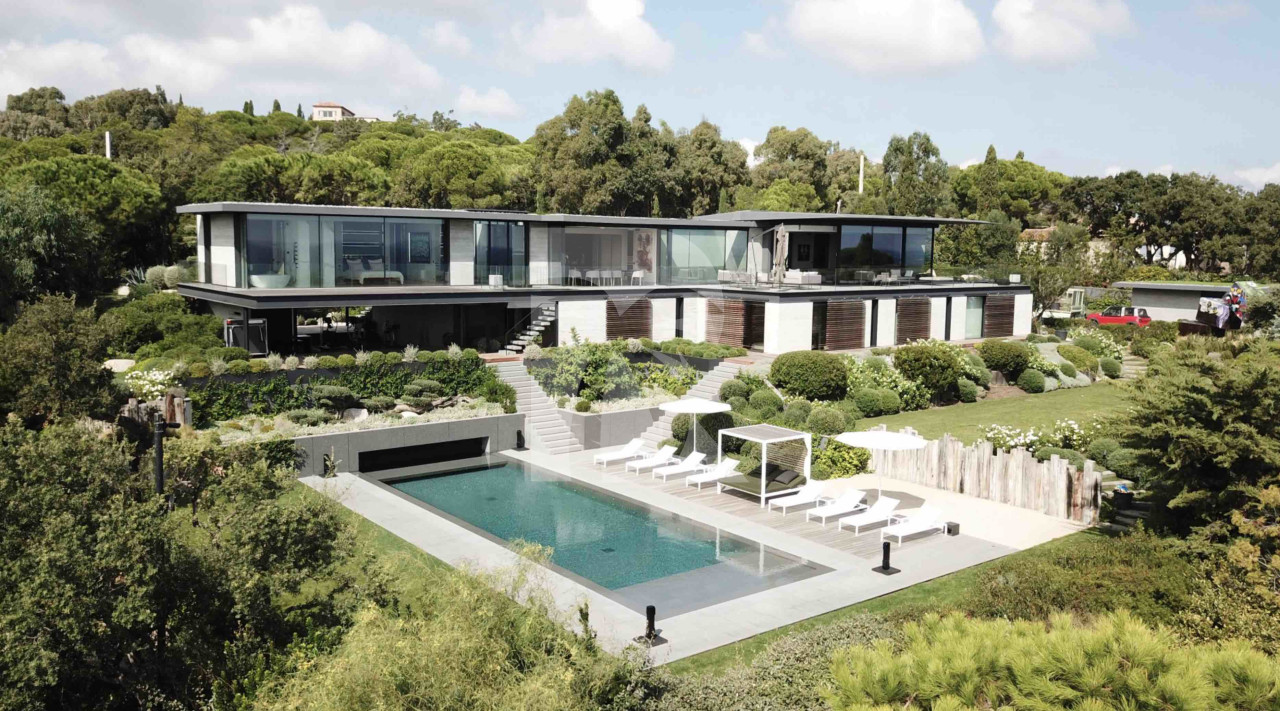 villa in St Tropez : Rent this modern villa located close to the famous Club 55, with a wonderful sea view which can accommodate 12 guests. - Photo 1