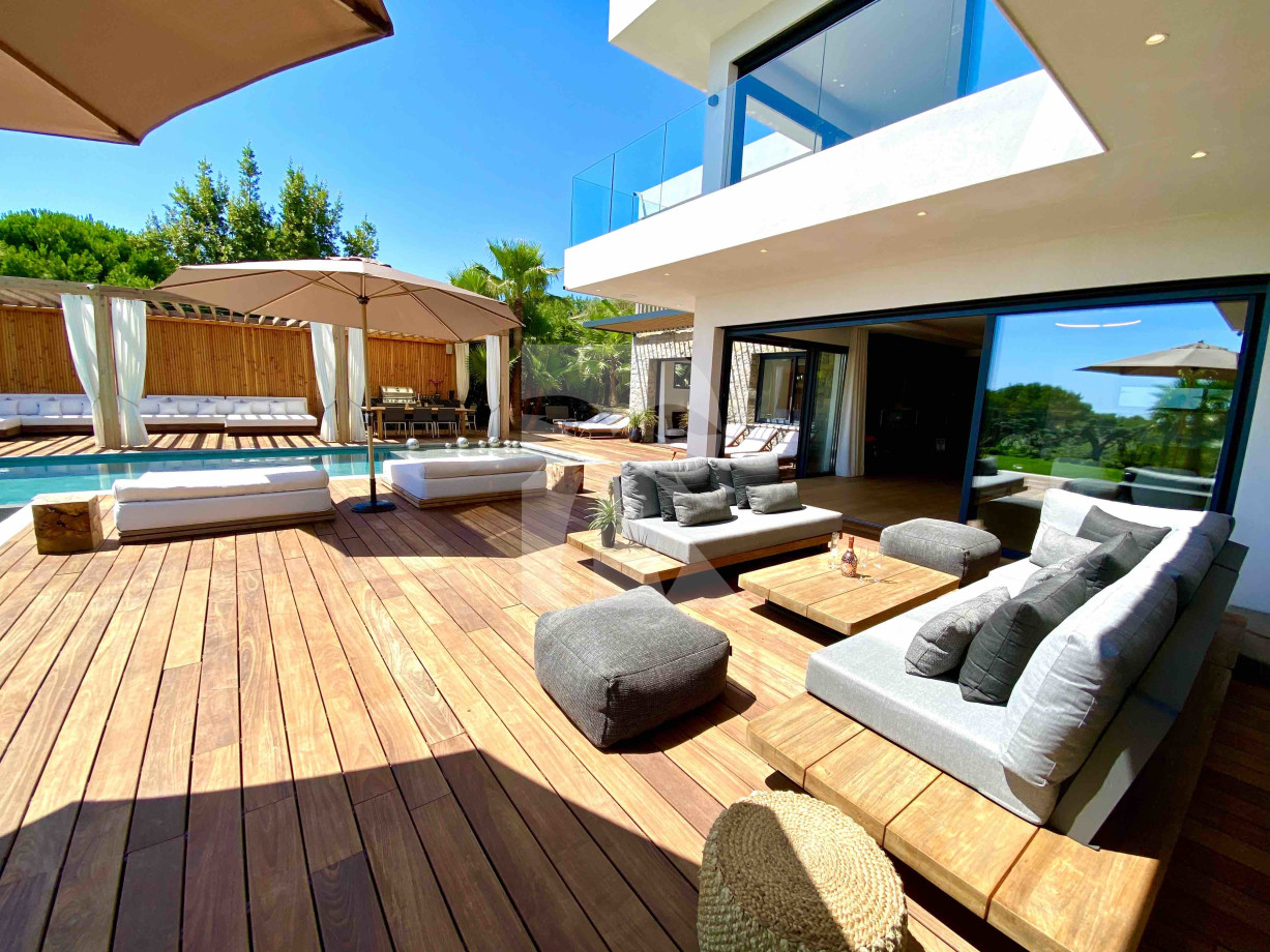 villa in Mougins : Rent stunning newly built 5 bedroom villa in an exclusive area of Mougins with easy access to Cannes - Photo 3