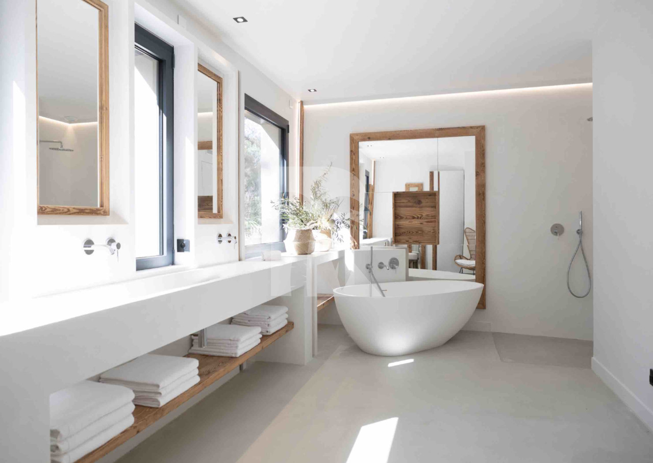 villa in St Tropez : Rent this brand new villa inside 'Les Parcs de Saint Tropez' with a nice sea view and large outdoor space. - Photo 12