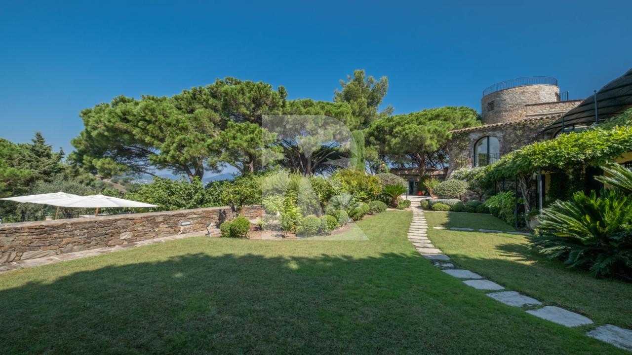 villa in St Tropez : Rent this beautiful 5 bedroom villa located within walking distance to the centre of St Tropez - Photo 11