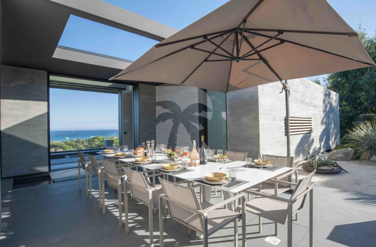 villa in St Tropez : Rent this modern villa located close to the famous Club 55, with a wonderful sea view which can accommodate 12 guests. - Photo 6